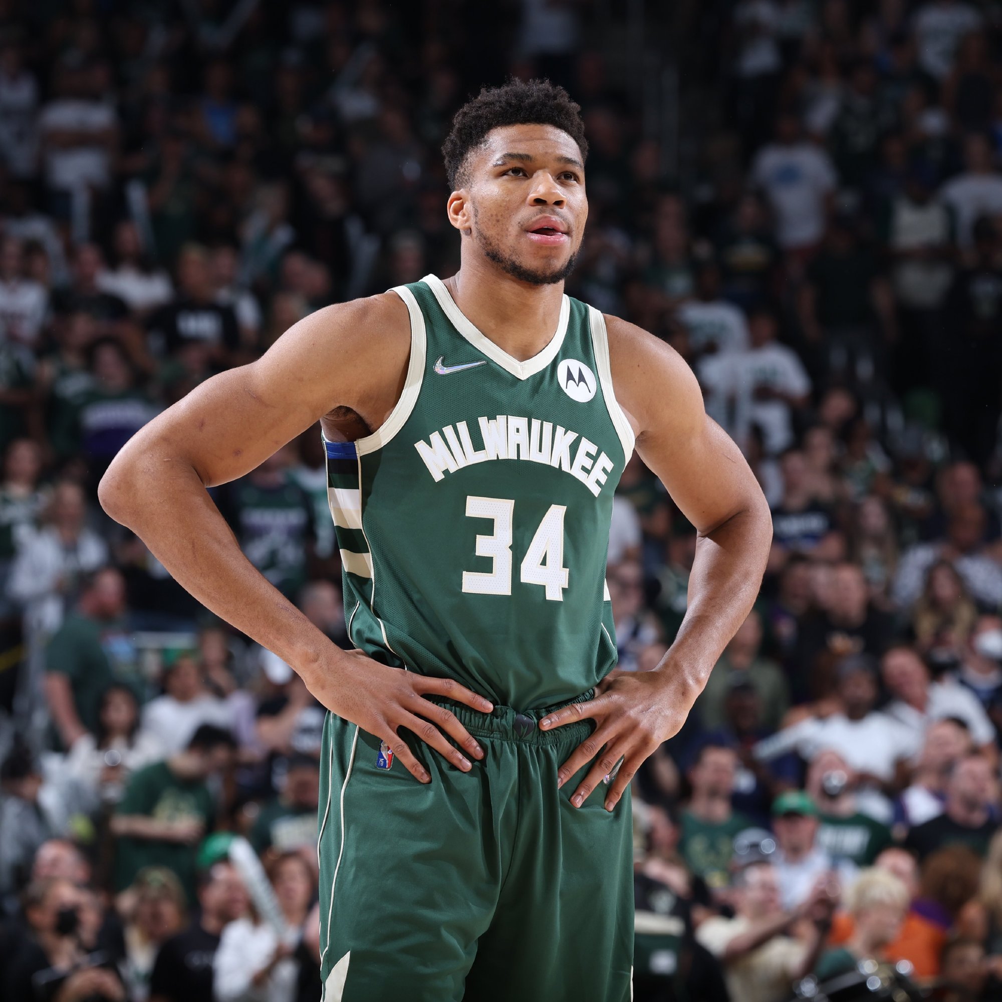 孔萨：凯恩给球队设立标准，那自然而然会激励我们（孔萨：凯恩树立球队标杆，激励着我们）