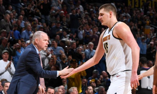 亨利：巴萨防线太差；阿森纳不丢球而拜仁总是进球（亨利：巴萨后防堪忧；阿森纳频频零封，拜仁持续破门）