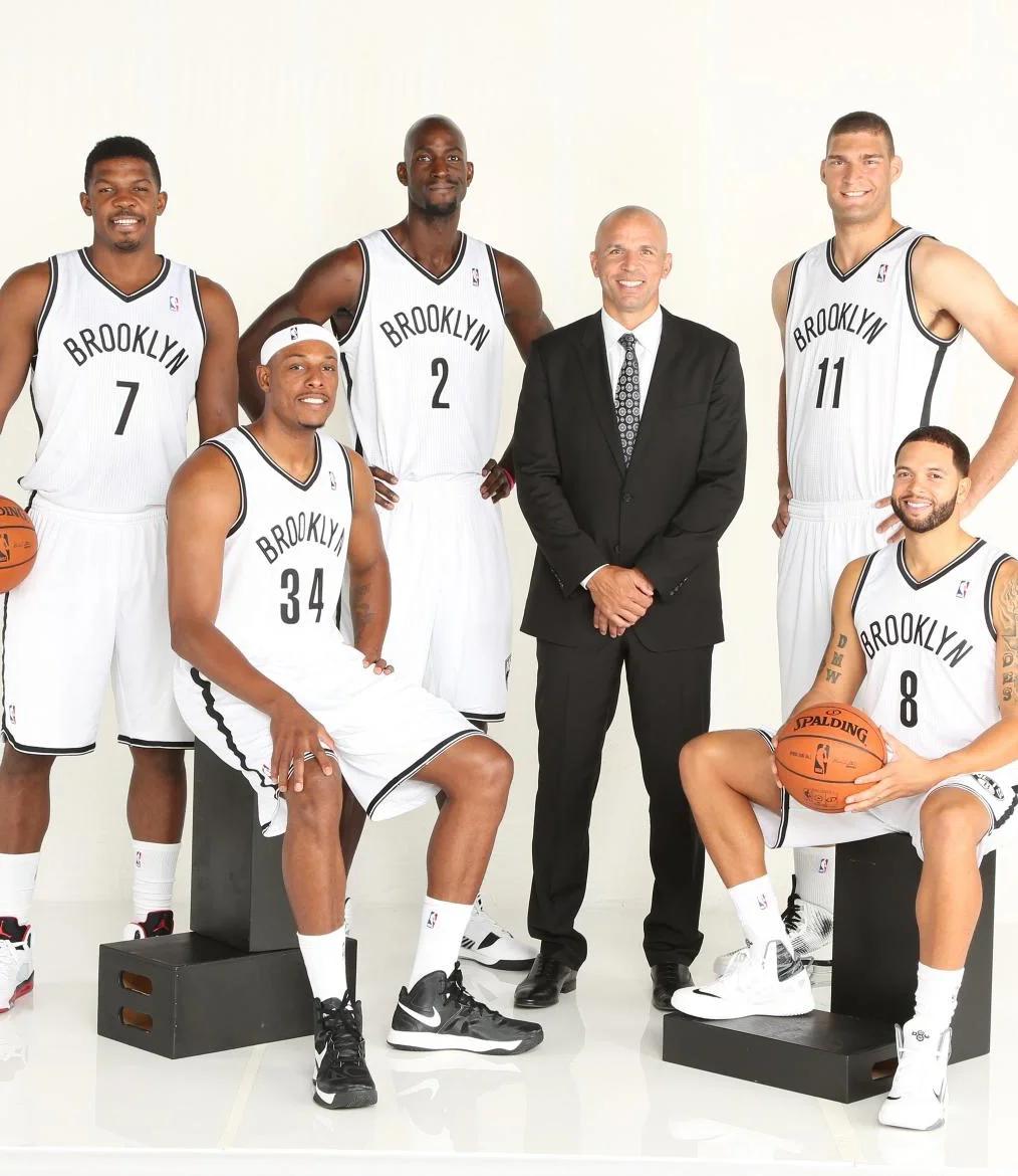 马尔卡宁持续得分表演，半场17分扛起进攻大旗（马尔卡宁手感火热，半场17分领衔进攻）