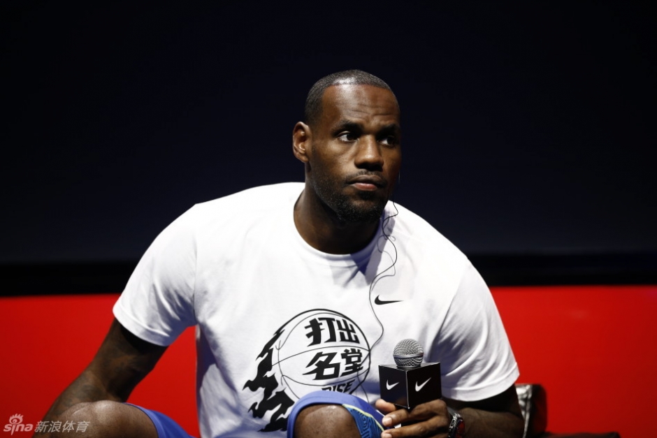 世体：巴塞罗那市长将来诺坎普看比赛，预留主席台第一排位置（世体：巴塞罗那市长将赴诺坎普观赛，主席包厢首排座已预留）