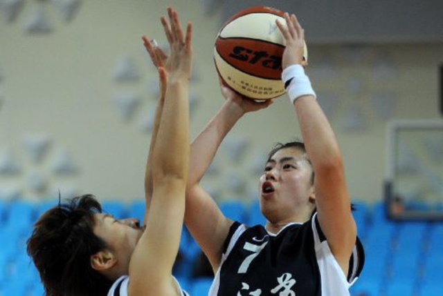 约基奇准三双，穆雷37+7力压福克斯，马刺奇兵7记三分射落掘金（约基奇险收三双，穆雷37+7压过福克斯，马刺奇兵7记三分击倒掘金）