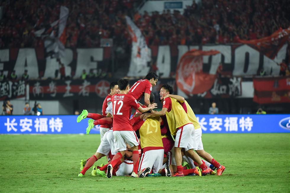 欧协联战报：乌切闪击，德文尼扳平，水晶宫2-2十人古比斯（欧协联速报：乌切闪击、德文尼扳平，水晶宫与十人古比斯2-2战平）