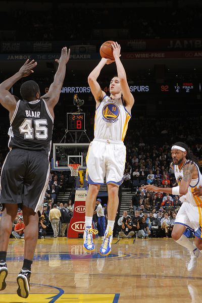 Shams：雄鹿球星字母哥因右小腿拉伤将缺席2-4周（Shams：雄鹿核心字母哥右小腿拉伤，预计缺阵2至4周）